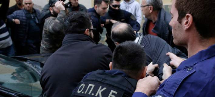 Η στιγμή που οι γονείς, οι συγγενείς και οι φίλοι της Δώρας λιντσάρουν τον δολοφόνο [βίντεο]